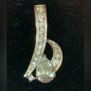 SPARKLING PENDANT DIAMOND LOOK WITH SILVER TONE SETTING